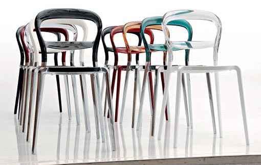 Sedia con seduta e schienale in policarbonato e struttura in alluminio pressofuso. Design: Lucidi & Pevere